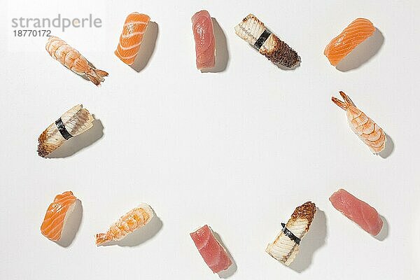 Draufsicht Auswahl leckerer Sushi mit Kopierraum