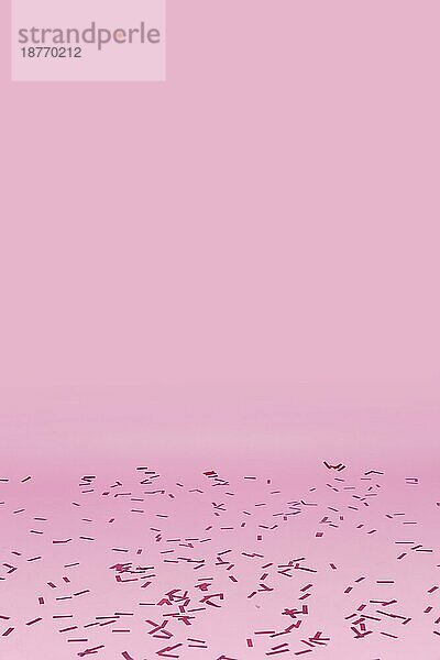 Konfetti verstreut rosa Hintergrund. Schönes Foto