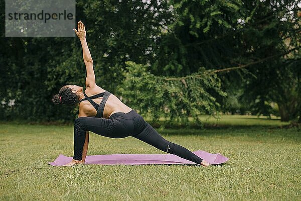 Junger Yogi attraktive Frau praktiziert Yoga Garten