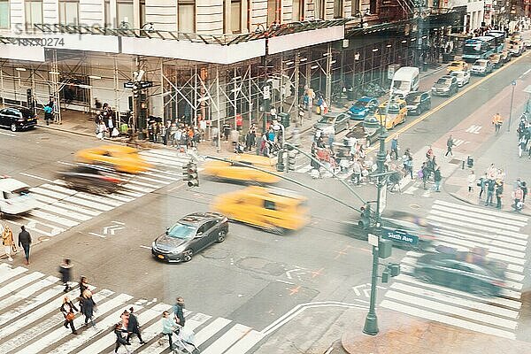Geschäftigen Kreuzung voller Autos Menschen. Auflösung und hohe Qualität schönes Foto