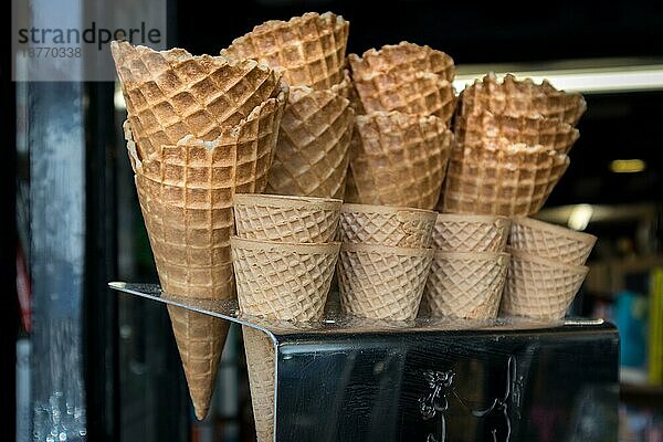 EAST GRINSTEAD  WEST SUSSEX/UK - 3. JULI: Eiswaffeln vor einem Geschäft in East Grinstead am 03. Juli 2018