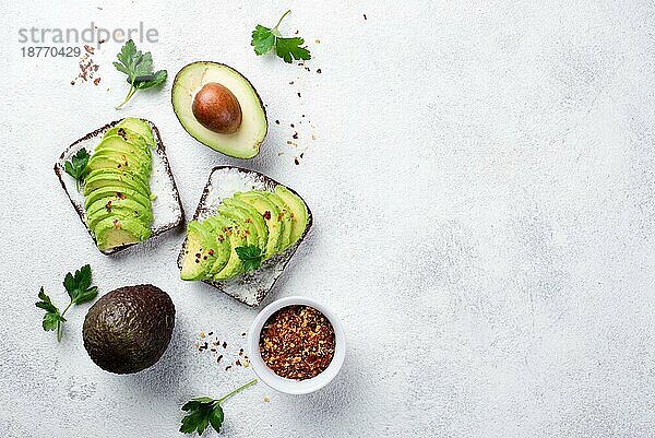 Draufsicht Avocado Toast Frühstück mit Kräutern Gewürzen. Auflösung und hohe Qualität schönes Foto