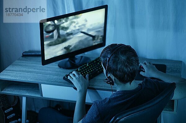 Kleiner Junge spielt Computer. Auflösung und hohe Qualität schönes Foto