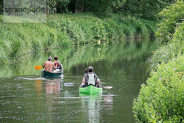 Kanufahren auf dem Kennet and Avon Canal bei Aldermaston Berkshire am 5. Juli 2015. Nicht identifizierte Personen