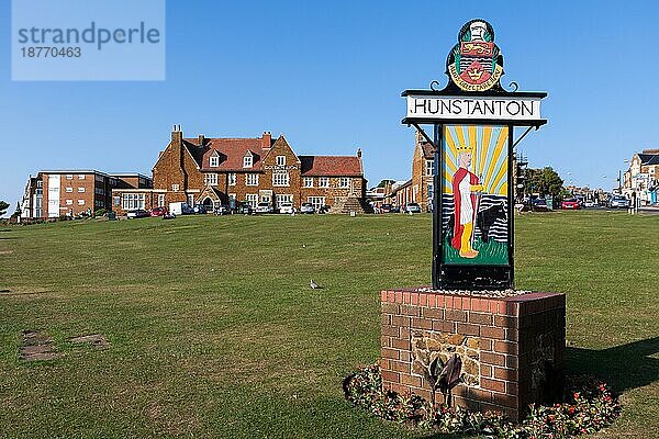 HUNSTANTON  NORFOLK  UK - 2. JUNI : Schild für Hunstanton auf der Grünfläche am Meer in Hunstanton  Norfolk am 2. Juni 2010