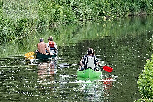 Kanufahren auf dem Kennet and Avon Canal bei Aldermaston Berkshire am 5. Juli 2015. Nicht identifizierte Personen