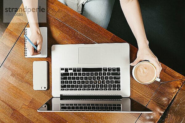 Draufsicht Arbeitsbereich mit Laptop Kaffee. Auflösung und hohe Qualität schönes Foto