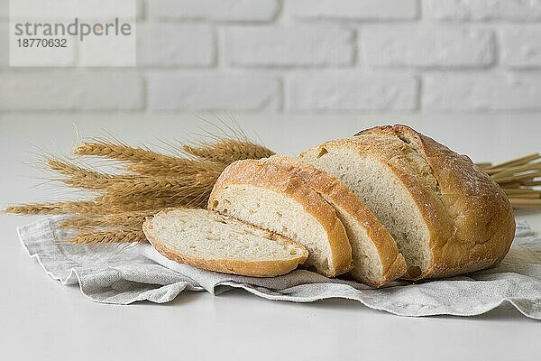 Vorderansicht geschnittenes frisches Brot. Foto mit hoher Auflösung