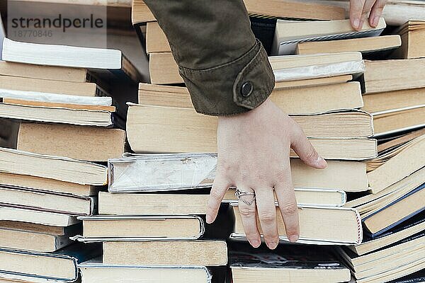 Person suchen alte Bücher. Auflösung und hohe Qualität schönes Foto