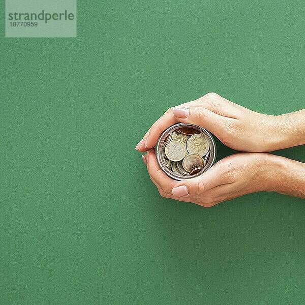 Person hält Glas mit Münzen mit Kopie Raum. Auflösung und hohe Qualität schönes Foto