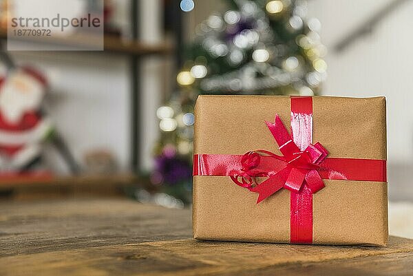 Geschenkbox mit roter Schleife Tisch