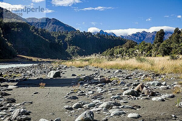 Unzählige Felsen entlang des Okarito River in Neuseeland