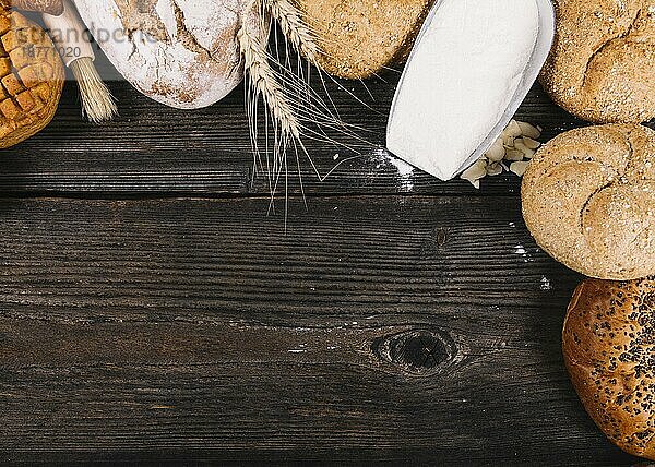 Draufsicht Mehl Schaufel mit gebackenen Broten Tisch . Auflösung und hohe Qualität schönes Foto