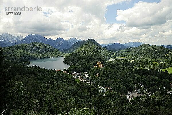 HOHENSCHWANGAU  DEUTSCHLAND  15. JUNI: Schloss Hohenschwangau am 15. Juni 2011 in Hohenschwangau  Deutschland. Das berühmte Schloss hat über 300000 Besucher pro Jahr