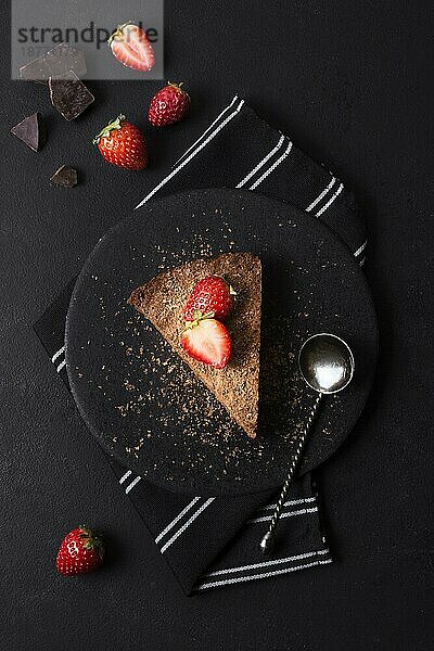 Draufsicht leckerer Kuchen mit Erdbeerteller. Auflösung und hohe Qualität schönes Foto