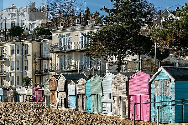 BROADSTAIRS  KENT/UK - 29. JANUAR : Blick auf Strandhütten in Broadstairs am 29. Januar 2020. Zwei nicht identifizierte Personen