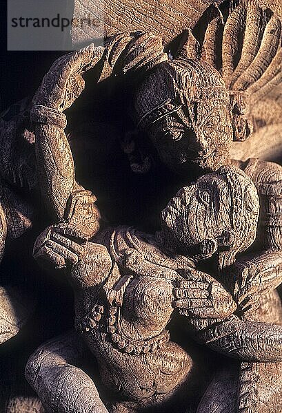 Liebespaar  Holzschnitzereien aus dem 17. Jahrhundert im Chariot des Meenakshi-Sundareswarar-Tempels in Madurai  Tamil Nadu  Südindien  Indien  Asien