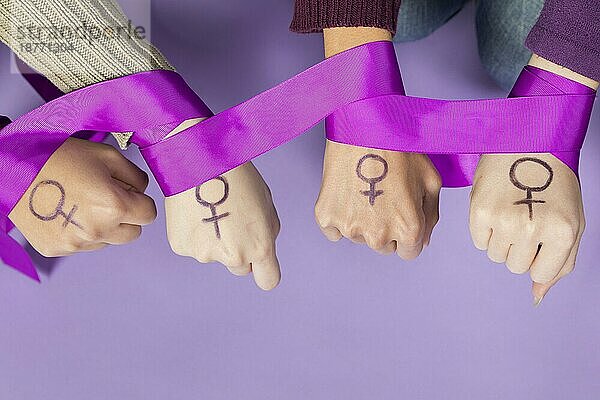 Nahaufnahme Frauen Hände mit Feminismus Symbol