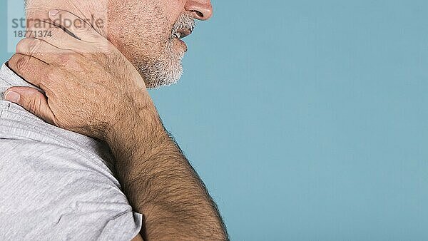 Seitenansicht älterer Mann mit Nackenschmerzen