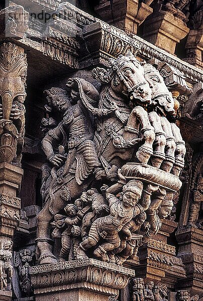 Holzschnitzereien aus dem 17. Jahrhundert im Meenakshi-Sundareswarar-Tempel Chariot in Madurai  Tamil Nadu  Südindien  Indien  Asien