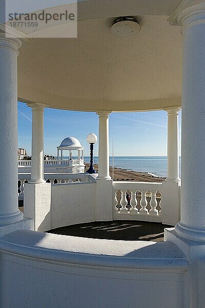 BEXHILL-ON-SEA  EAST SUSSEX/UK - 17. OKTOBER : Blick durch einen Säulengang auf dem Gelände des De la Warr Pavillion in Bexhill-on-Sea East Sussex am 17. Oktober 2008