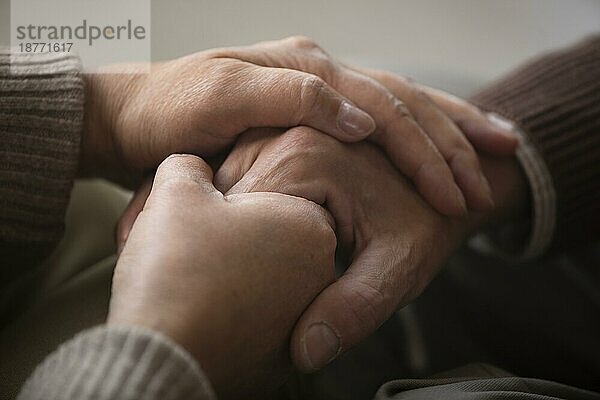 Nahaufnahme Senior Paar hält Hände. Auflösung und hohe Qualität schönes Foto