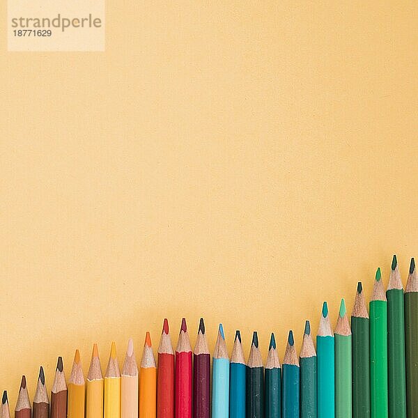 Hohe Winkel Ansicht bunte Bleistifte farbigen Hintergrund. Hohe Auflösung Foto