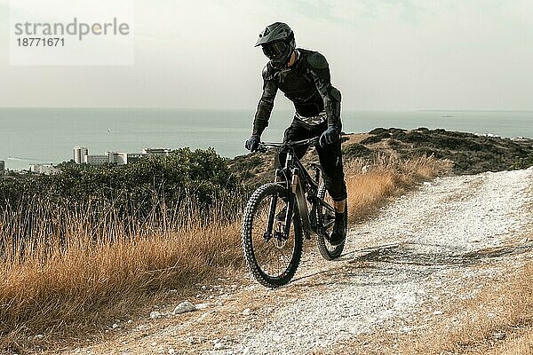 Mann mit Mountainbike-Ausrüstung auf seinem Fahrrad