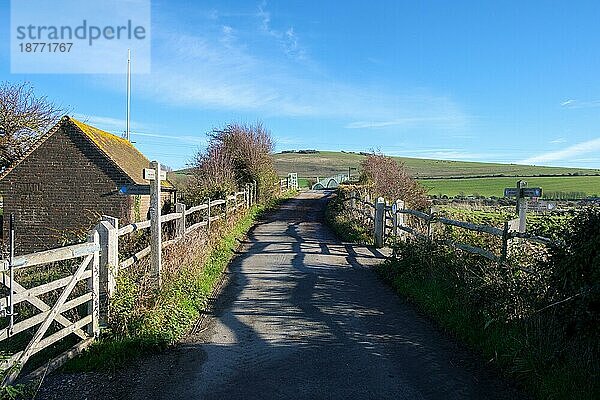 SOUTHEASE  EAST SUSSEX/UK - 4. DEZEMBER: Blick entlang einer Straße auf eine Brücke über den Fluss Ouse bei Southease in East Sussex am 4. Dezember 2018