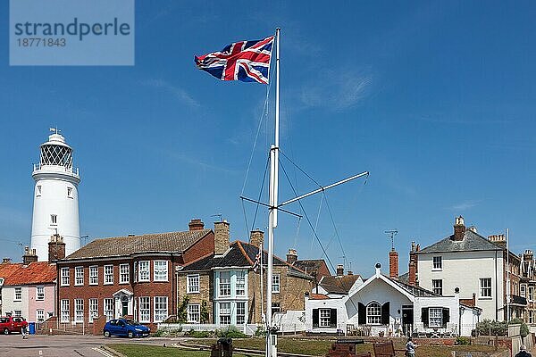 SOUTHWOLD  SUFFOLK  UK - 2. JUNI: Die Flagge der Union Jack weht am 2. Juni 2010 in der Nähe des Leuchtturms in Southwold Suffolk. Vier nicht identifizierte Personen