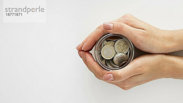 Person hält Glas mit Münzen . Auflösung und hohe Qualität schönes Foto