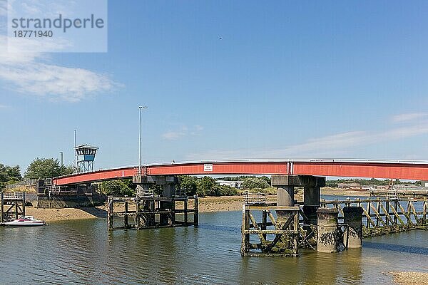 LITTLEHAMPTON  WEST SUSSEX/UK - 3. JULI: Blick auf die Brücke über den Fluss Arun in Littlehampton am 3. Juli 2018. Eine nicht identifizierte Person