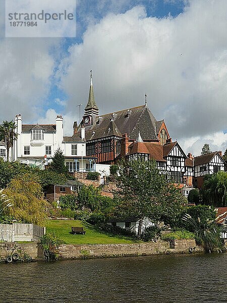 Häuser entlang des Flusses Dee in Chester