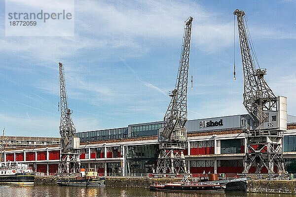 Blick auf elektrische Kräne am Fluss Avon in Bristol am 13. Mai 2019. Zwei nicht identifizierte Personen  BRISTOL  Großbritannien  Europa