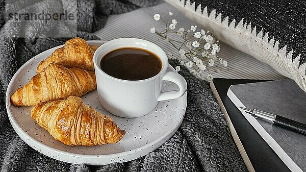 Kaffee Croissants Frühstück. Auflösung und hohe Qualität schönes Foto