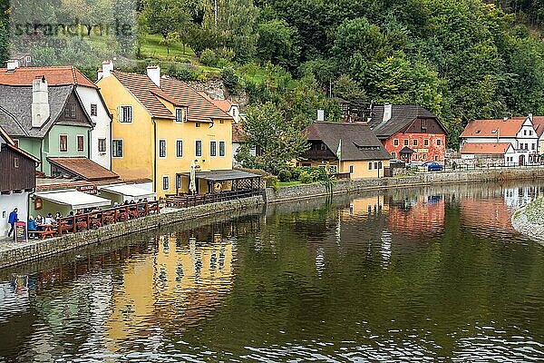 Bunte Gebäude entlang des Flusses Vlatava in Krumlov