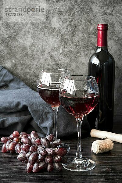 Vorderansicht Flasche Wein mit Trauben