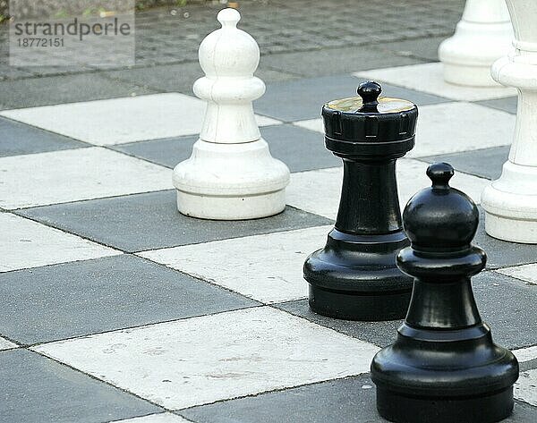 Einige Schachfiguren eines Spiels im Freien