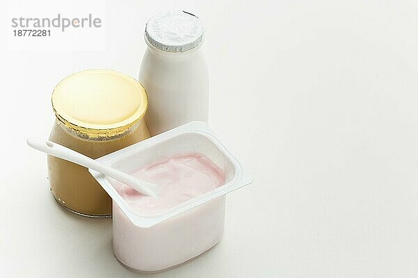 Nahaufnahme Bio-Milch mit frischem Joghurt