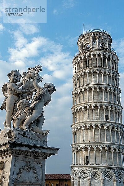 PISA  TUSKANIEN/ITALIEN - 17. APRIL: Statue von Putten vor dem Schiefen Turm von Pisa  Toskana  Italien  am 17. April 2019. Drei nicht identifizierte Personen  Europa