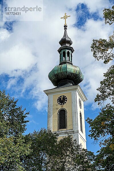 ATTERSEE  SALZKAMMERGUT/ÖSTERREICH - 18. SEPTEMBER : Blick auf den Turm der Pfarr- und Wallfahrtskirche Maria Attersee in Attersee am 18. September 2017