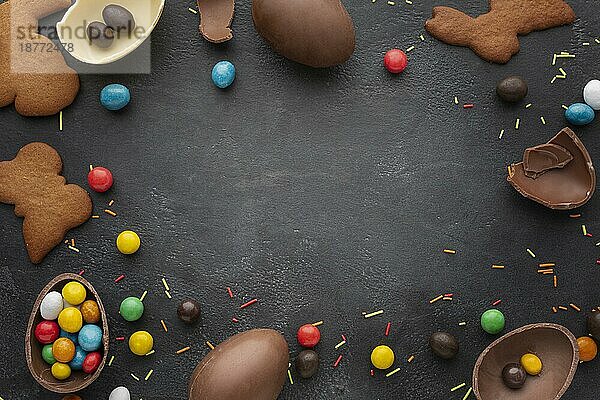 Draufsicht Schokoladen-Ostereier mit Keksen Rahmen