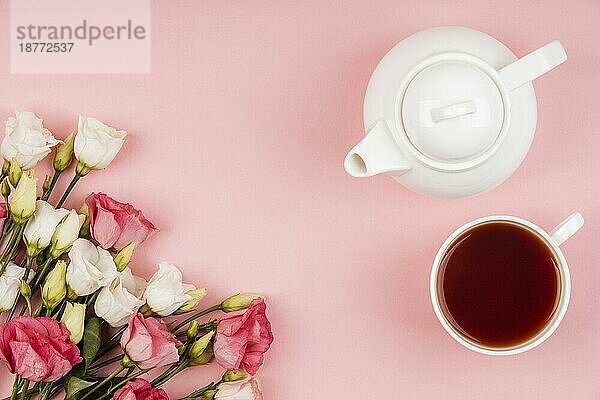 Draufsicht schöne Rosen Arrangement mit Teekanne Tasse Tee. Foto mit hoher Auflösung