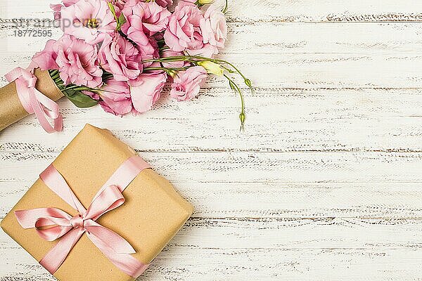 Eingewickelt rosa eustoma Blume Geschenk-Box weiß alten Tisch