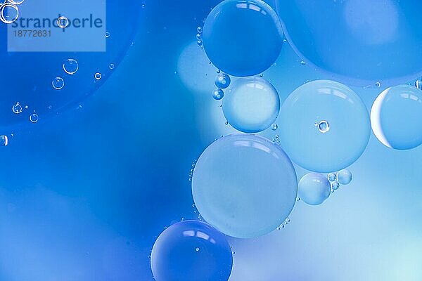 Abstrakte Blasen blau gefärbt unscharfen Hintergrund