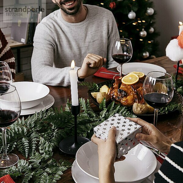 Hände halten Geschenkbox Weihnachtsessen