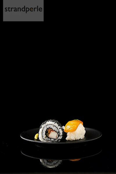 Vorderansicht Maki Sushi Nigiri mit . Foto mit hoher Auflösung