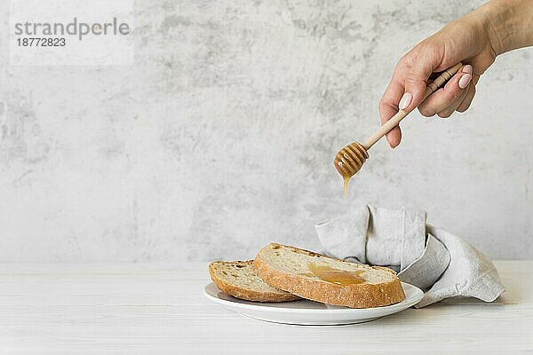 Vorderansicht Hand Gießen Honig Scheibe Brot mit Kopie Raum