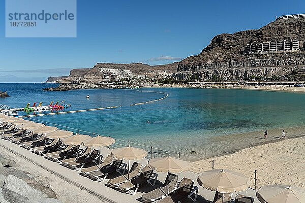 AMADORES  GRAN CANARIA  KANARISCHE INSELN  SPANIEN - 6. MÄRZ: Blick auf den Strand von Amadores  Gran Canaria  am 6. März 2022. Zwei nicht identifizierte Personen