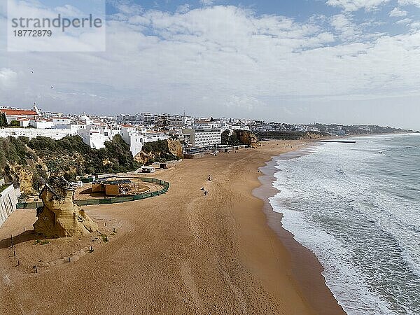 ALBUFEIRA  SÜDLICHES ALGARVE/PORTUGAL - 10. MÄRZ: Blick auf den Strand von Albufeira in Portugal am 10. März 2018. Nicht identifizierte Menschen